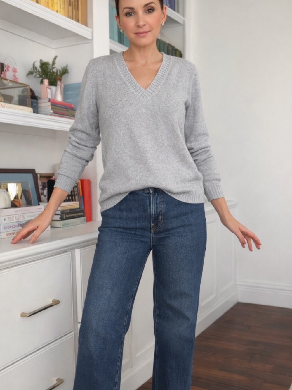Capsule Wardrobe Essential V Neck Knit Sweater Fitted‎ Soft Gray Minimalist